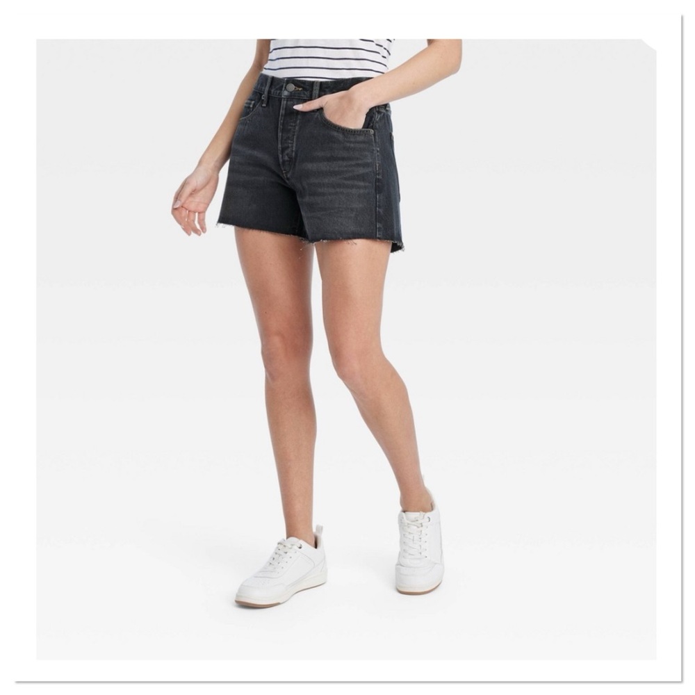 Womenโs Mid-Rise 90โs Baggy Jean Shorts Universal Thread Black Wash